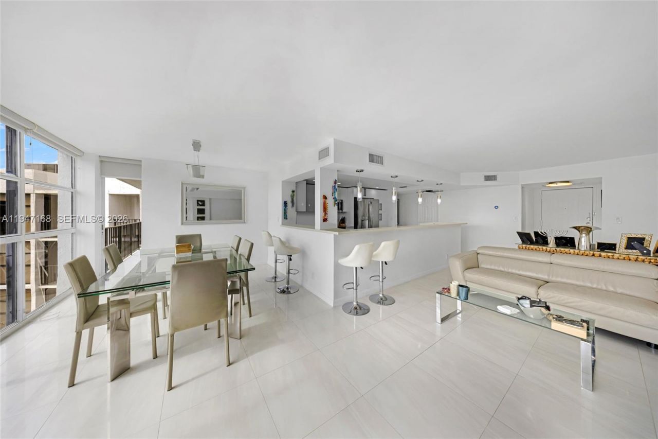 600 Parkview Dr, Unit 1114, Hallandale Beach, FL 33009 Photo