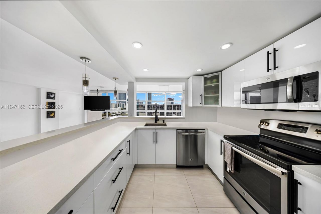 600 Parkview Dr, Unit 1114, Hallandale Beach, FL 33009 Photo