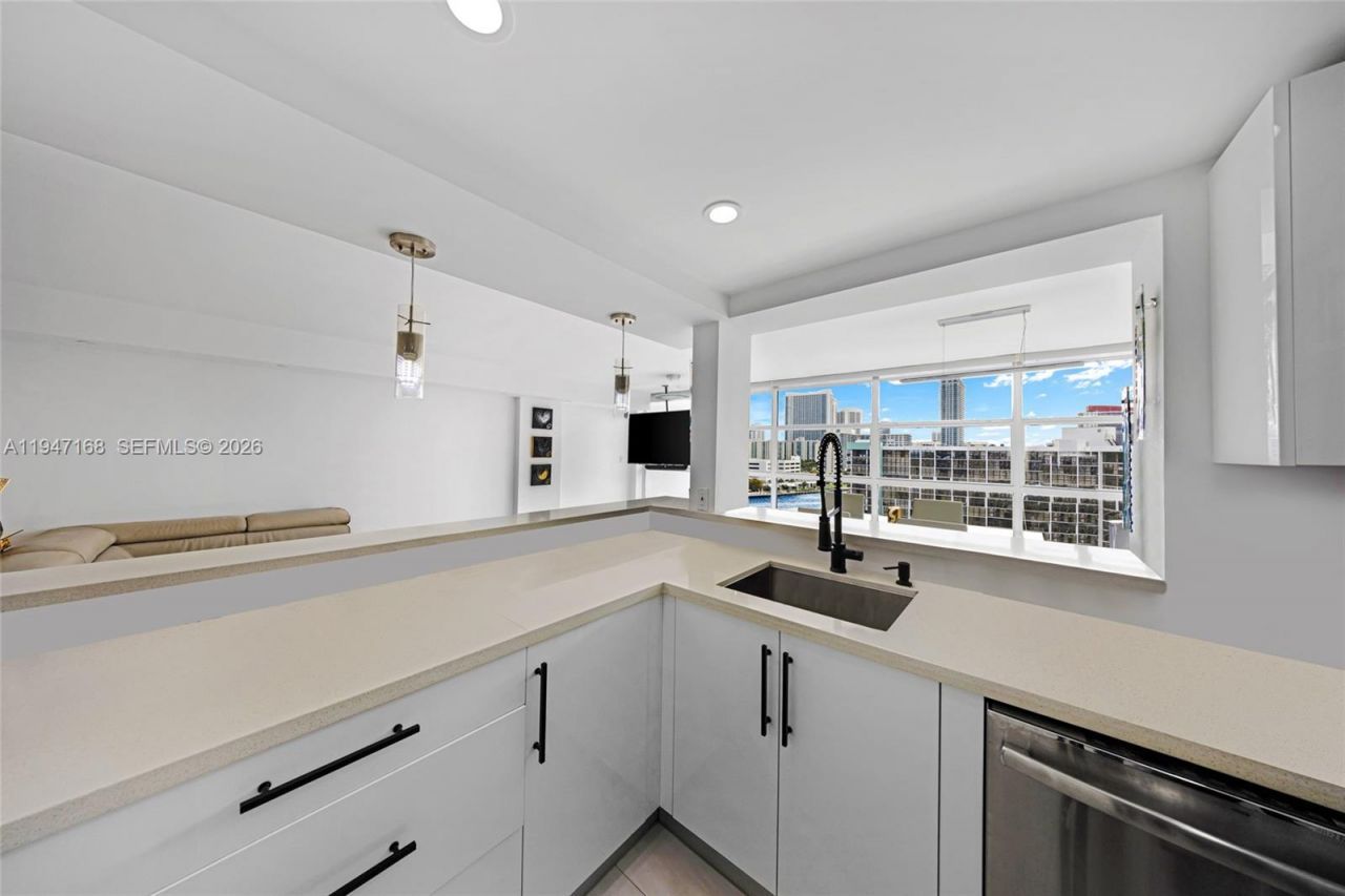 600 Parkview Dr, Unit 1114, Hallandale Beach, FL 33009 Photo