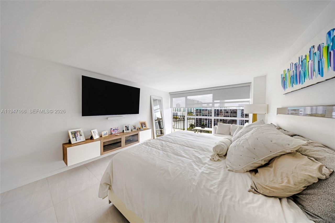 600 Parkview Dr, Unit 1114, Hallandale Beach, FL 33009 Photo