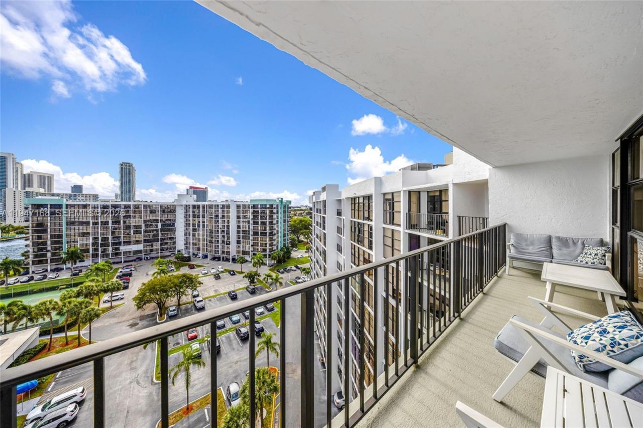 600 Parkview Dr, Unit 1114, Hallandale Beach, FL 33009 Photo