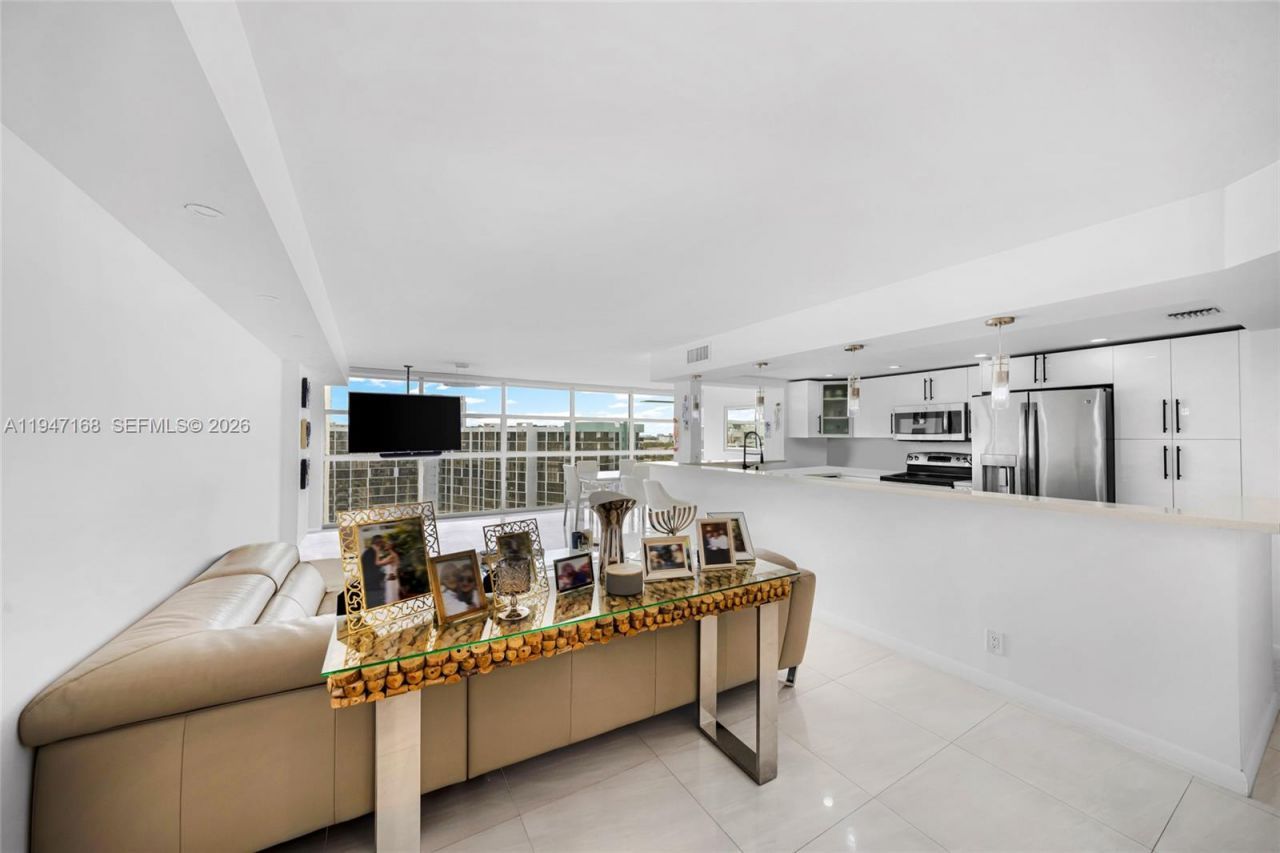 600 Parkview Dr, Unit 1114, Hallandale Beach, FL 33009 Photo