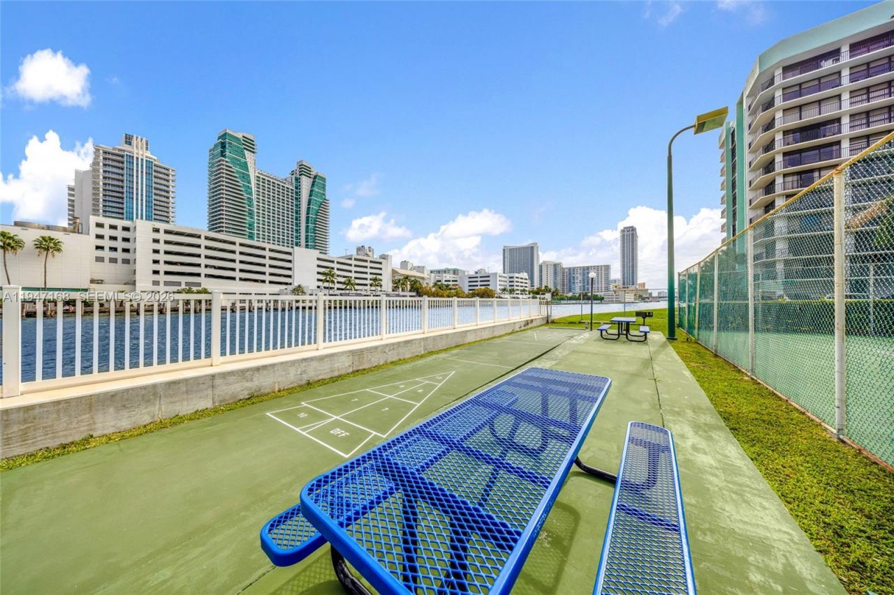 600 Parkview Dr, Unit 1114, Hallandale Beach, FL 33009 Photo