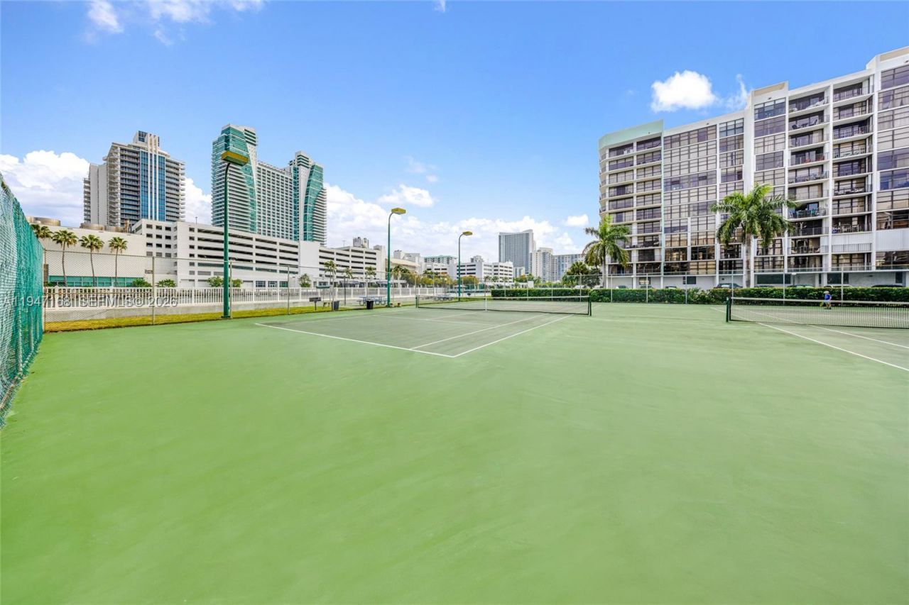 600 Parkview Dr, Unit 1114, Hallandale Beach, FL 33009 Photo