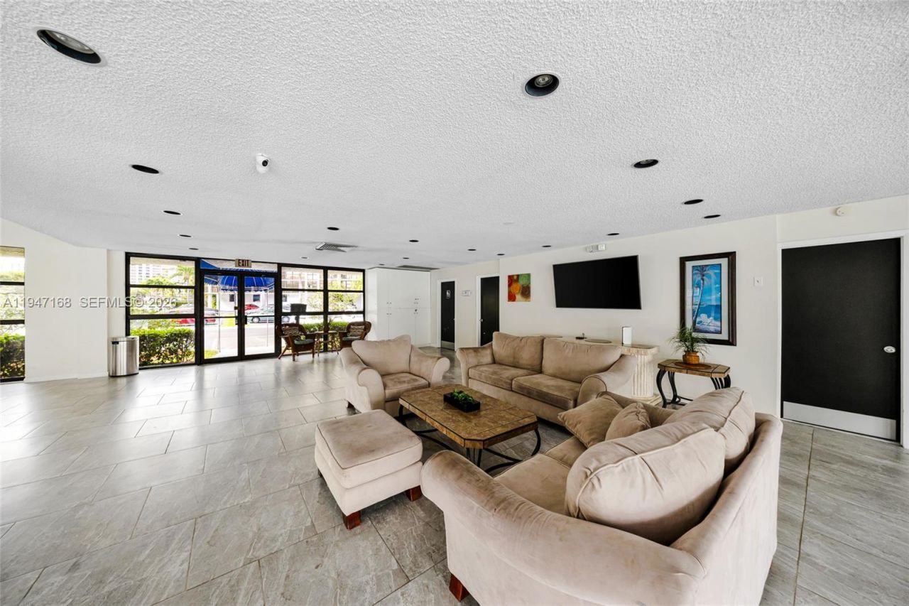 600 Parkview Dr, Unit 1114, Hallandale Beach, FL 33009 Photo