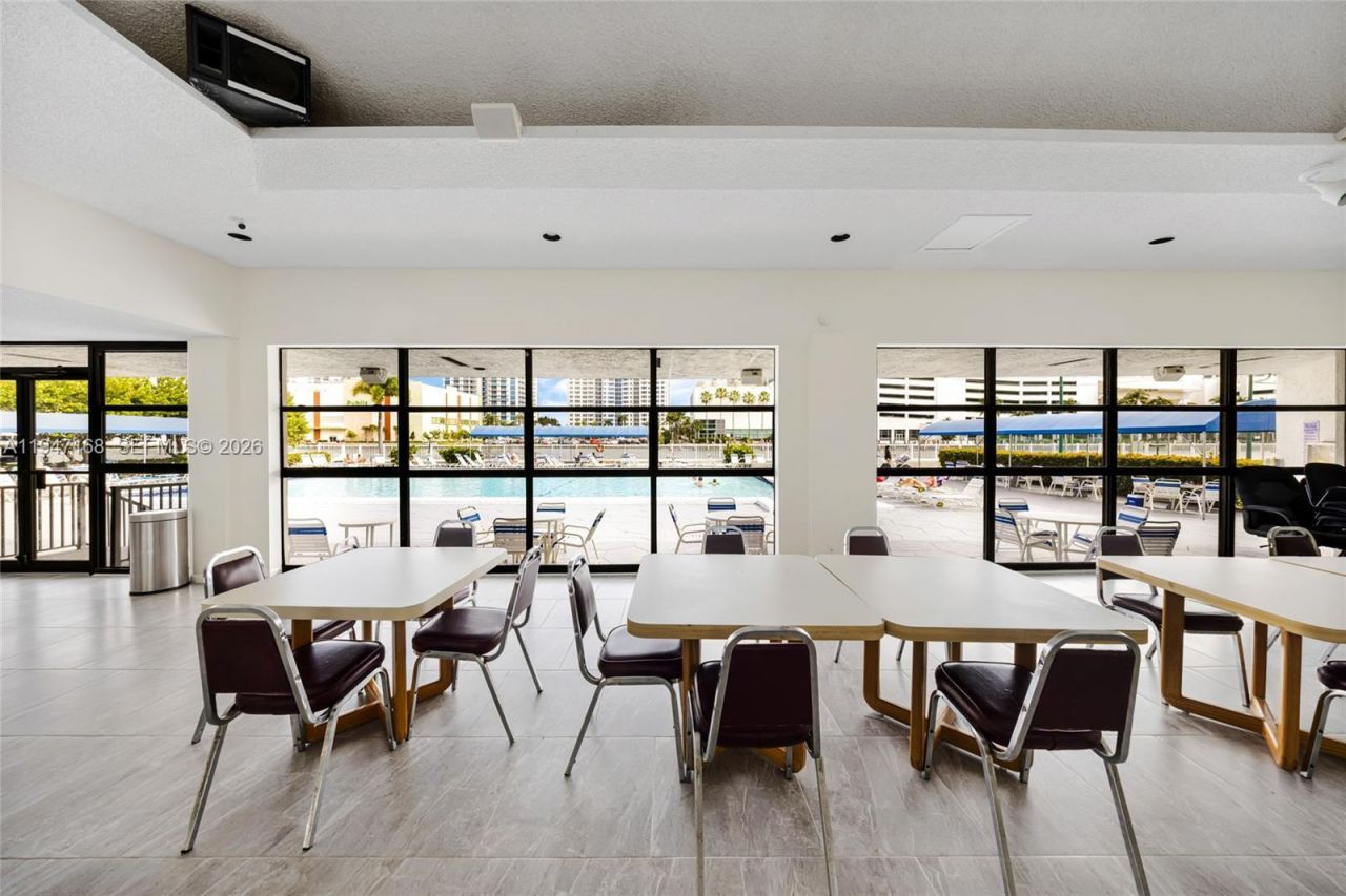 600 Parkview Dr, Unit 1114, Hallandale Beach, FL 33009 Photo