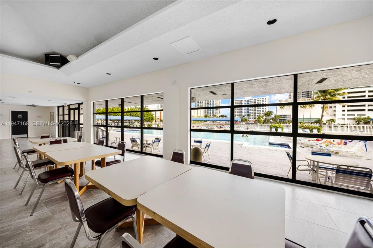 600 Parkview Dr, Unit 1114, Hallandale Beach, FL 33009 Photo