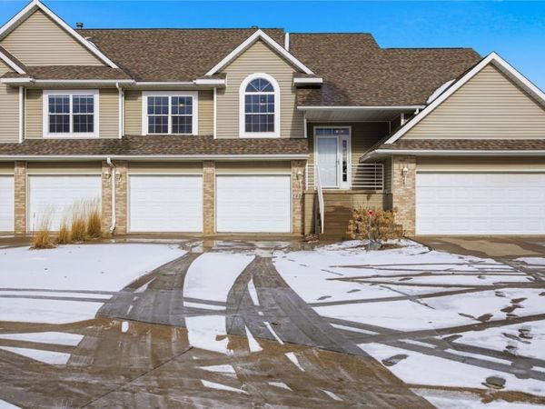 1224 Litchfield Drive, Unit B, Hiawatha, IA 52233