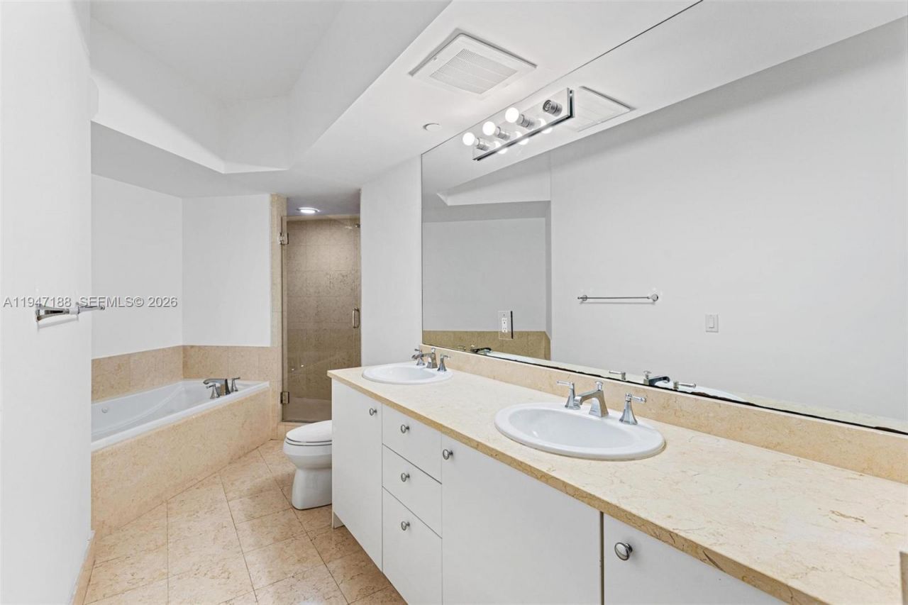 19900 E Country Club Dr , Unit 502, Aventura, FL 33180 Photo