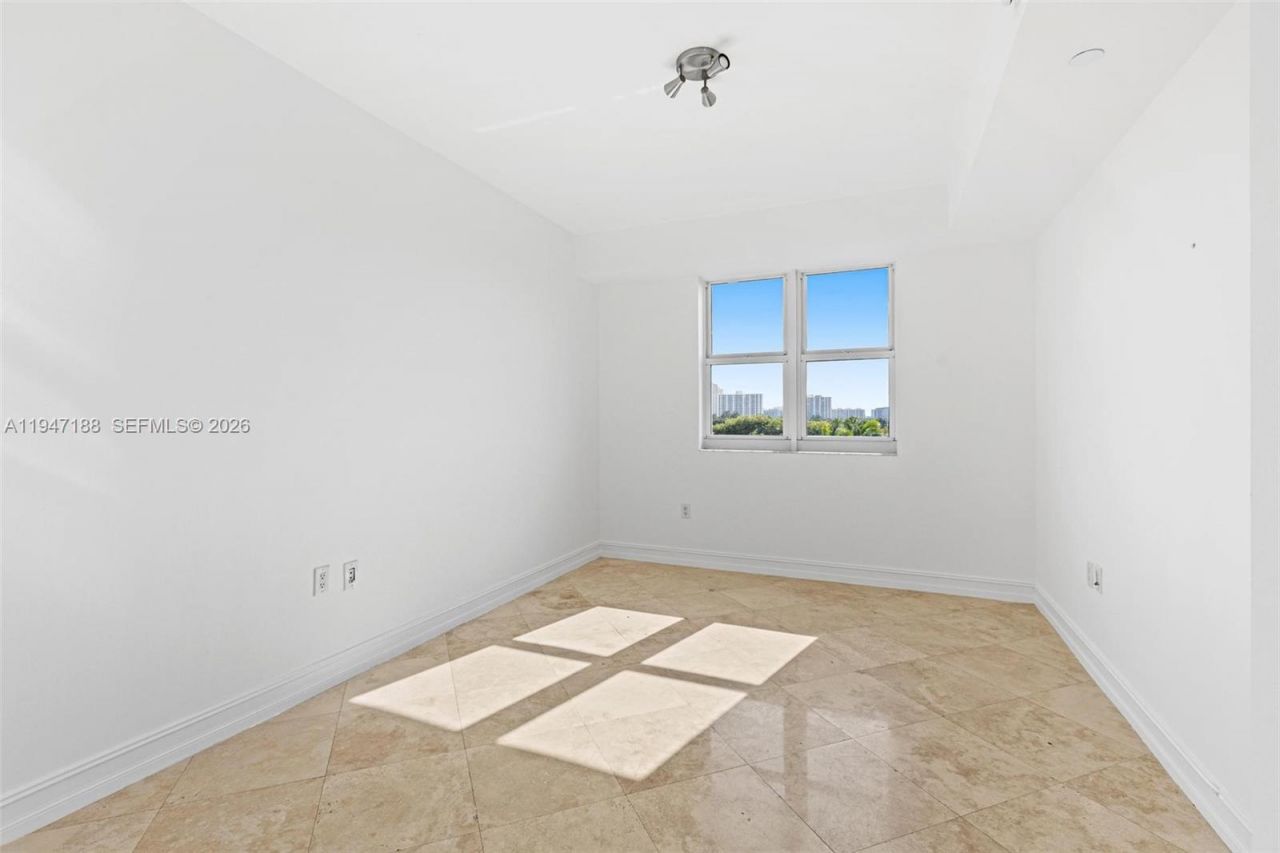 19900 E Country Club Dr , Unit 502, Aventura, FL 33180 Photo