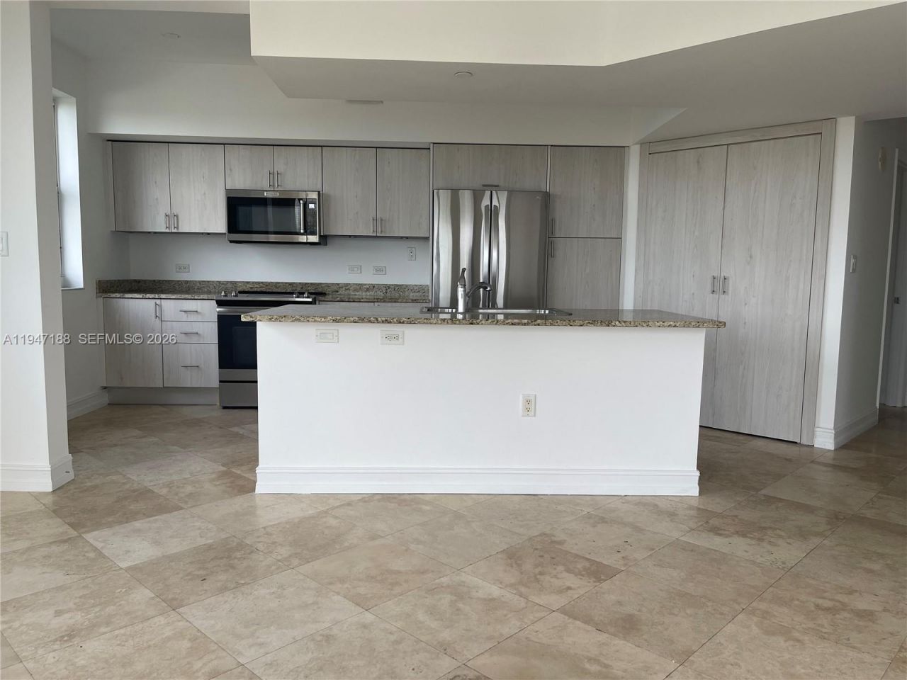 19900 E Country Club Dr , Unit 502, Aventura, FL 33180 Photo