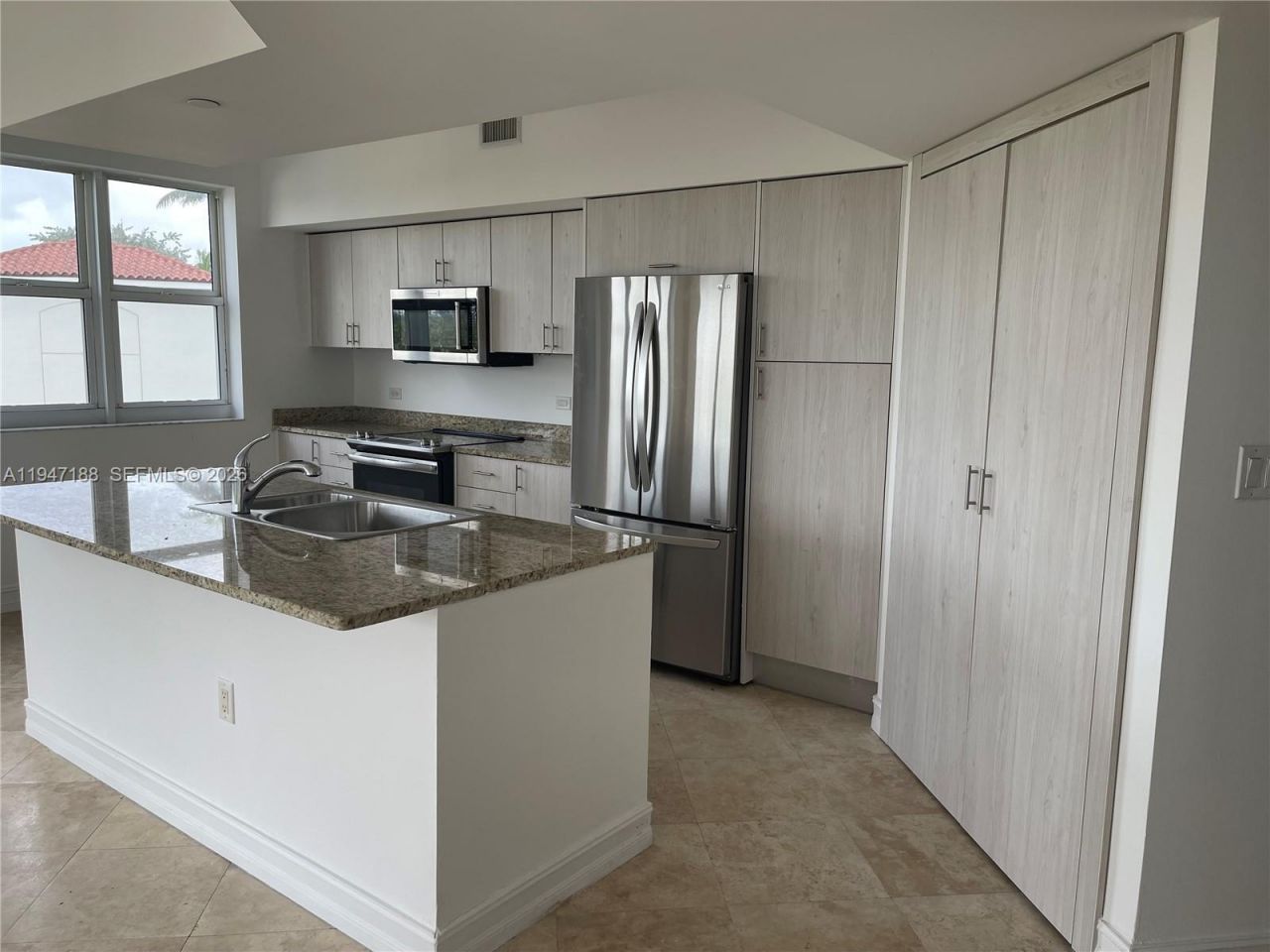 19900 E Country Club Dr , Unit 502, Aventura, FL 33180 Photo