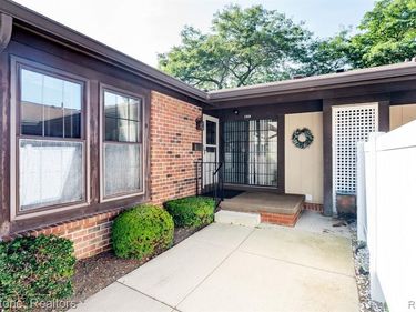 2808 Roundtree Drive, Troy, MI 48083