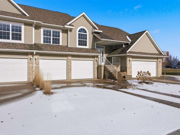 1224 Litchfield Dr, Hiawatha, IA 52233