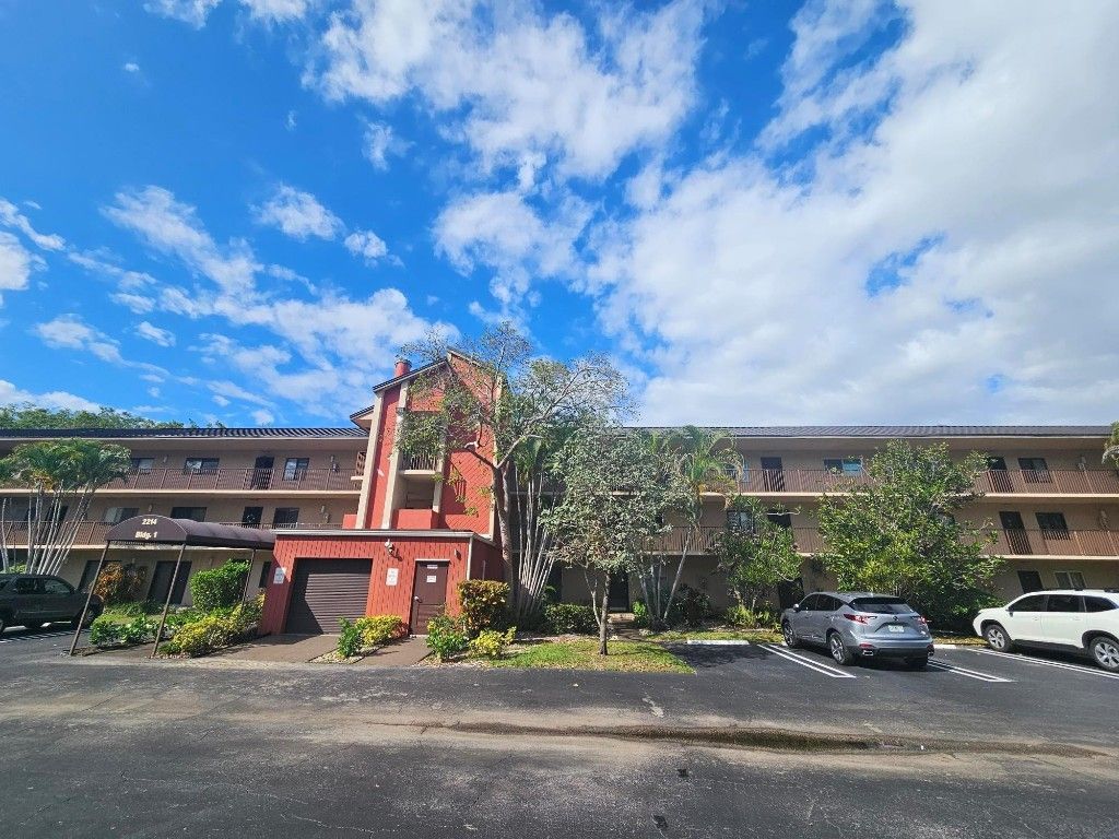 2214 S Cypress Bend Drive, Unit 105, Pompano Beach, FL 33069 Photo