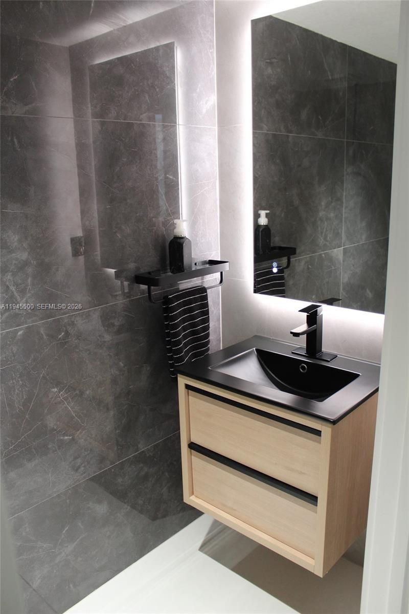 11024 W 35th Ln , Hialeah, FL 33018 Photo