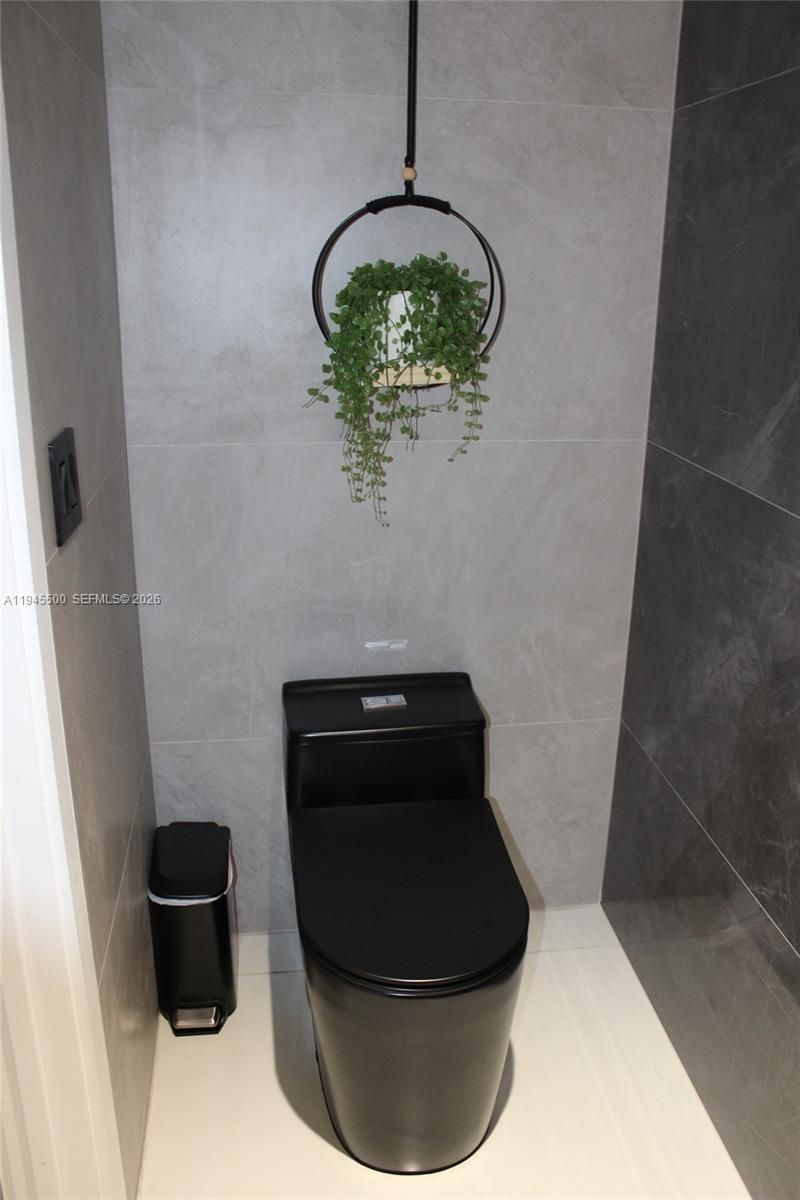 11024 W 35th Ln , Hialeah, FL 33018 Photo