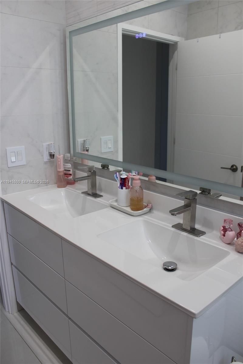 11024 W 35th Ln , Hialeah, FL 33018 Photo