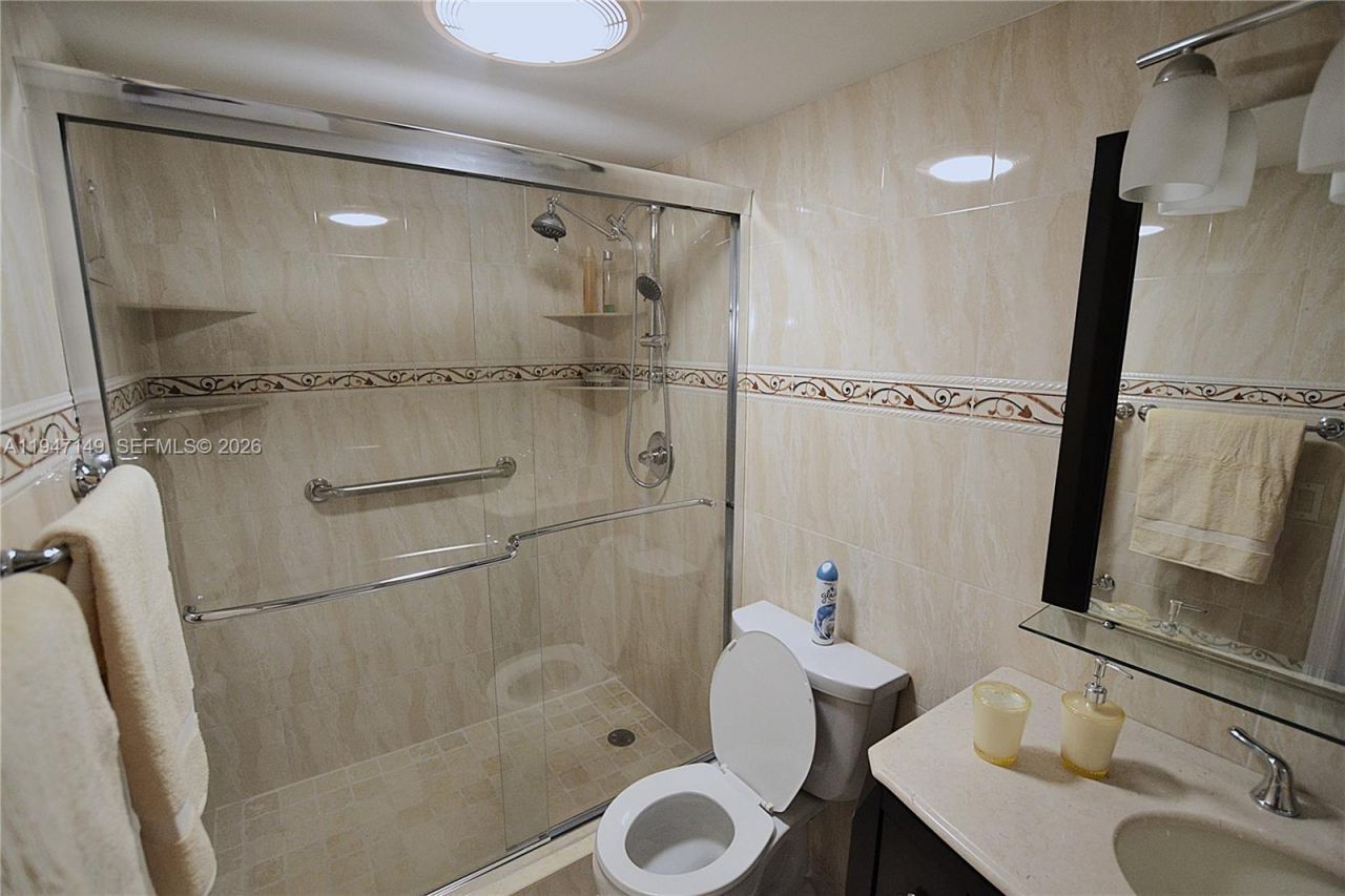 581 Blue Heron Dr , Unit 302-B, Hallandale Beach, FL 33009 Photo