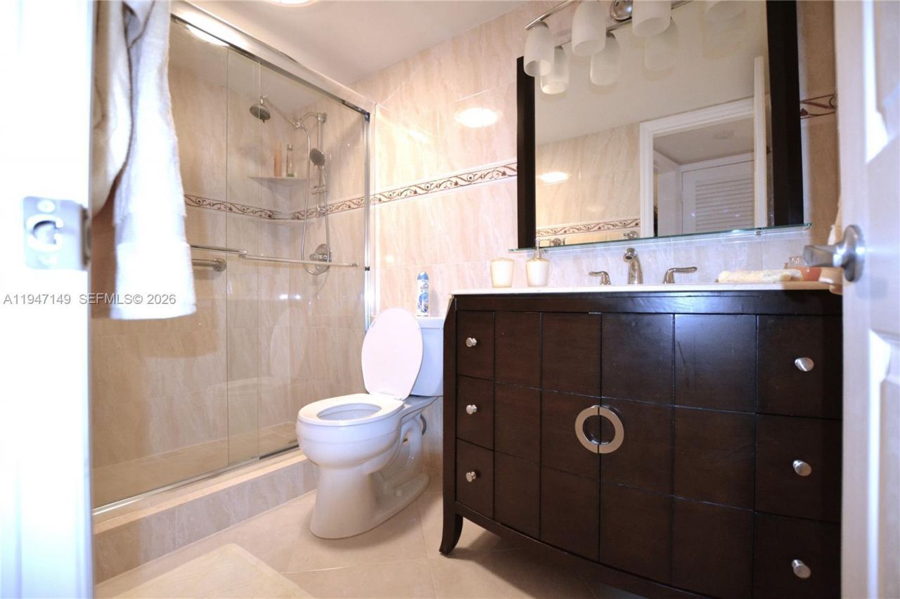 581 Blue Heron Dr , Unit 302-B, Hallandale Beach, FL 33009 Photo