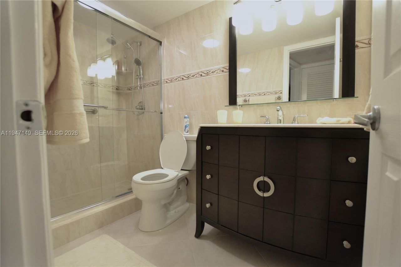 581 Blue Heron Dr , Unit 302-B, Hallandale Beach, FL 33009 Photo