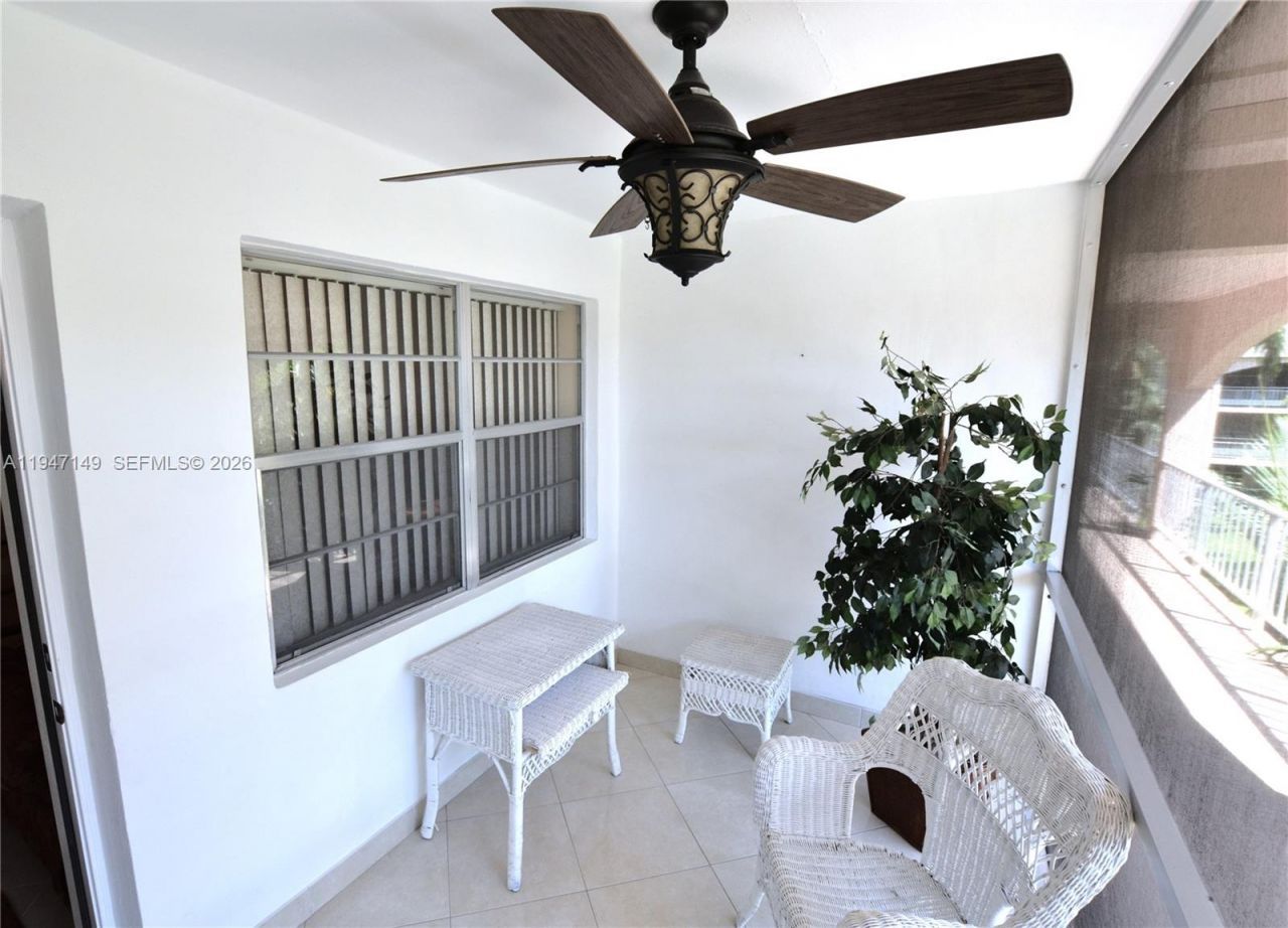 581 Blue Heron Dr , Unit 302-B, Hallandale Beach, FL 33009 Photo