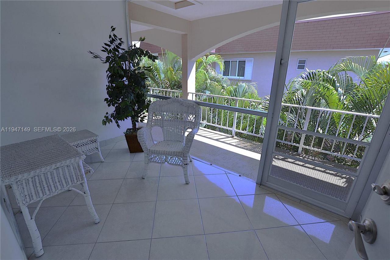 581 Blue Heron Dr , Unit 302-B, Hallandale Beach, FL 33009 Photo