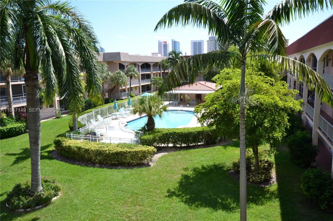 581 Blue Heron Dr , Unit 302-B, Hallandale Beach, FL 33009 Photo