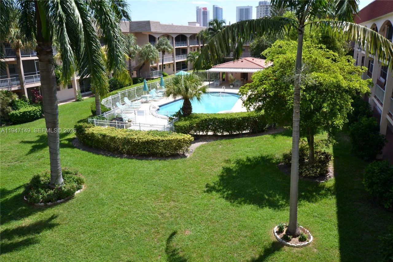 581 Blue Heron Dr , Unit 302-B, Hallandale Beach, FL 33009 Photo