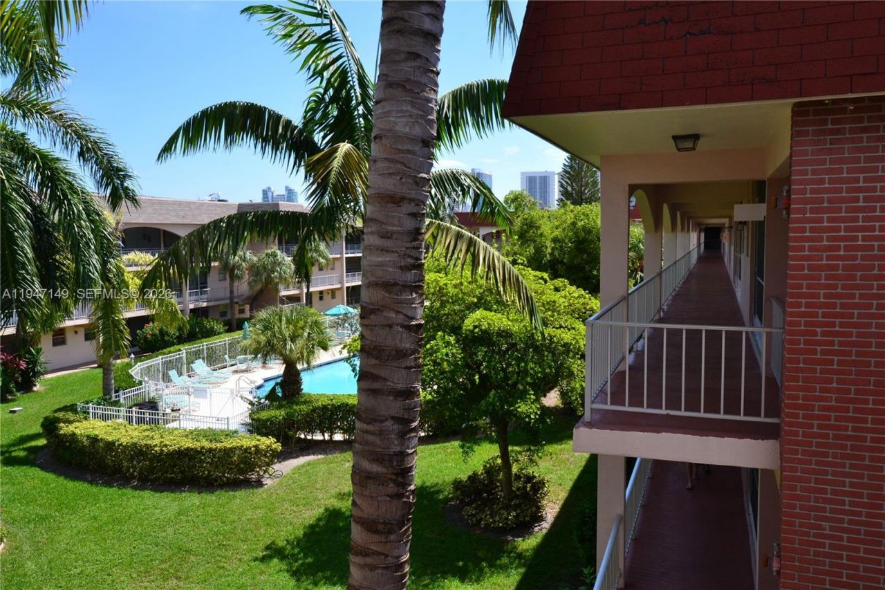 581 Blue Heron Dr , Unit 302-B, Hallandale Beach, FL 33009 Photo