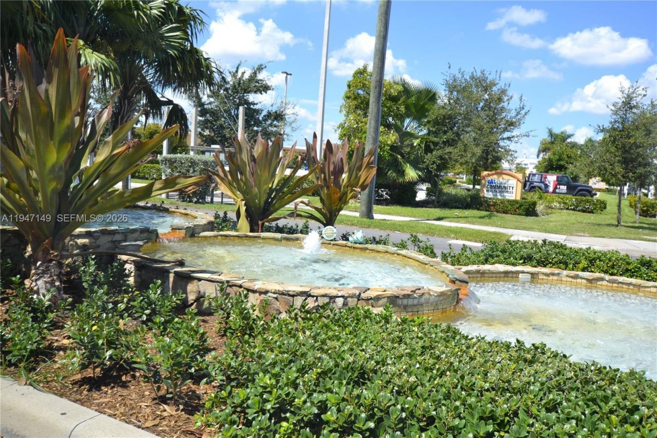 581 Blue Heron Dr , Unit 302-B, Hallandale Beach, FL 33009 Photo