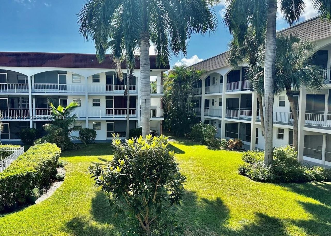 581 Blue Heron Dr , Unit 302-B, Hallandale Beach, FL 33009 Photo