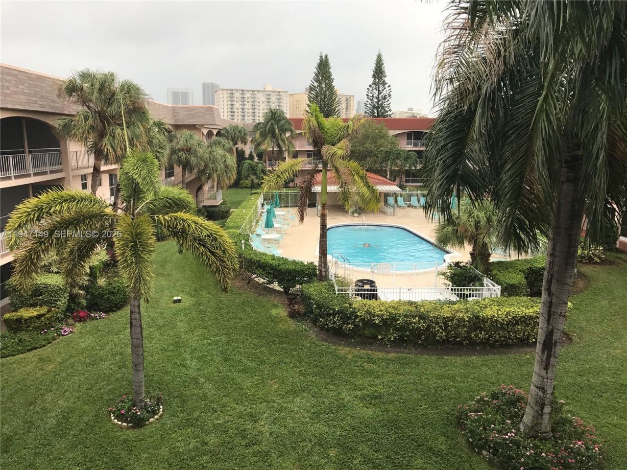 581 Blue Heron Dr , Unit 302-B, Hallandale Beach, FL 33009 Photo