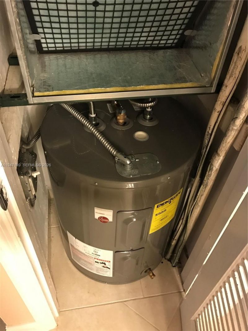 581 Blue Heron Dr , Unit 302-B, Hallandale Beach, FL 33009 Photo