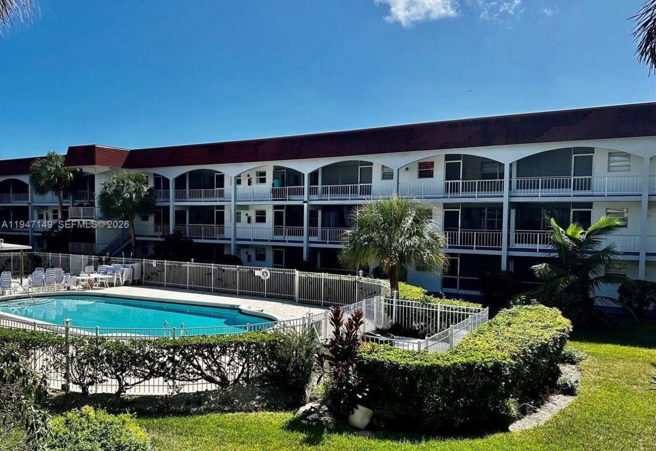 581 Blue Heron Dr , Unit 302-B, Hallandale Beach, FL 33009 Photo