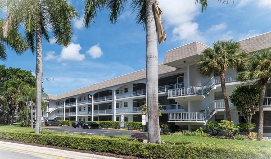 581 Blue Heron Dr , Unit 302-B, Hallandale Beach, FL 33009 Photo