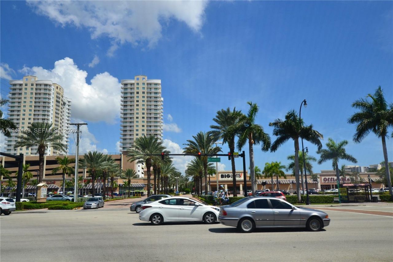 581 Blue Heron Dr , Unit 302-B, Hallandale Beach, FL 33009 Photo