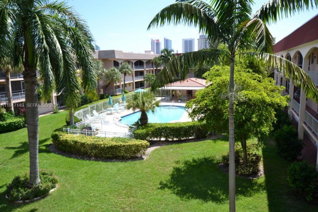 581 Blue Heron Dr , Unit 302-B, Hallandale Beach, FL 33009 Photo