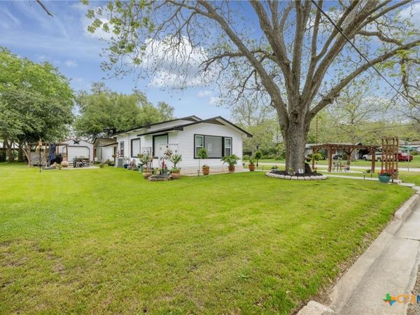 104 N Bright Street , Gonzales, TX 78629