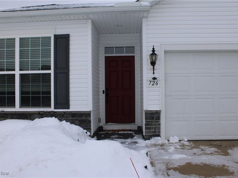 726 Cedar Crest Drive, Elyria, OH 44035 Photo 2