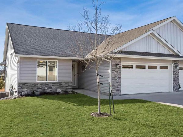 912 Prairie View Dr, West Branch, IA 52358