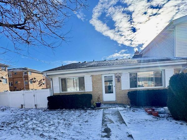 9035 N Clifton Avenue, Niles, IL 60714