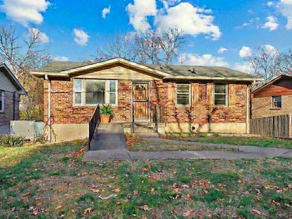 2701 Combs Dr, Nashville, TN 37207