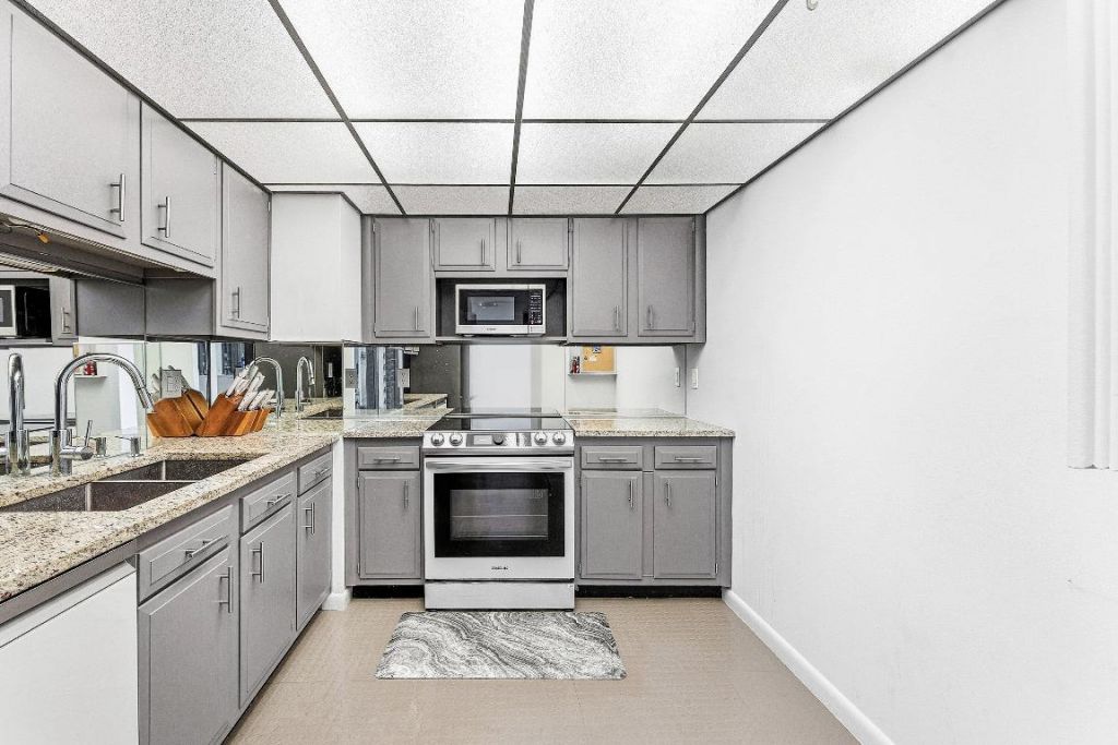 5200 N Flagler Drive, Unit 1502, West Palm Beach, FL 33407 Photo