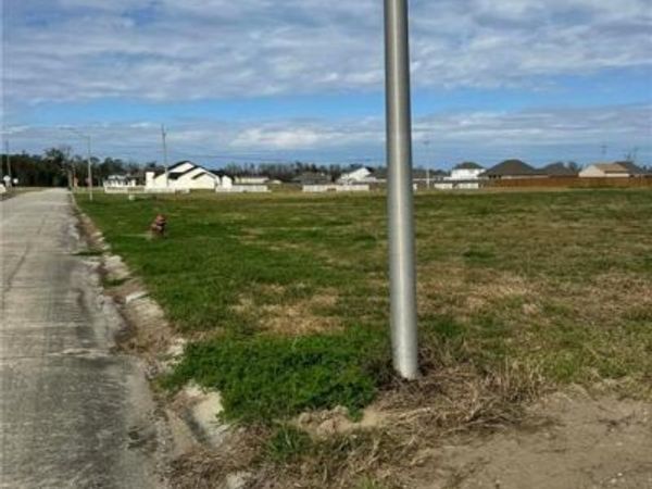 8 E VELVET Lane, Westwego, LA 70094