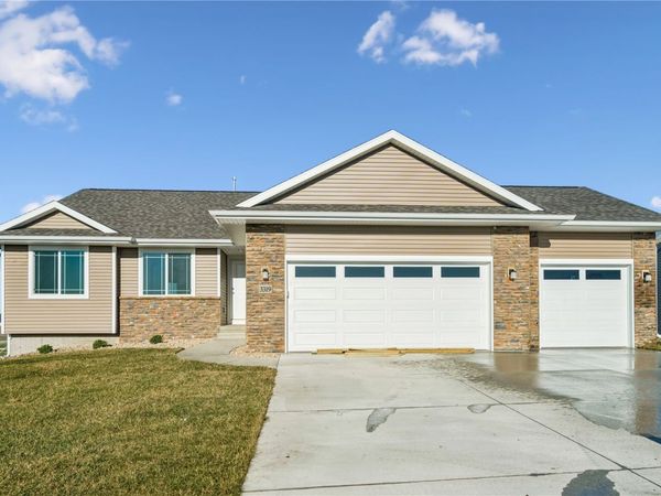 3319 Center Court, Robins, IA 52328