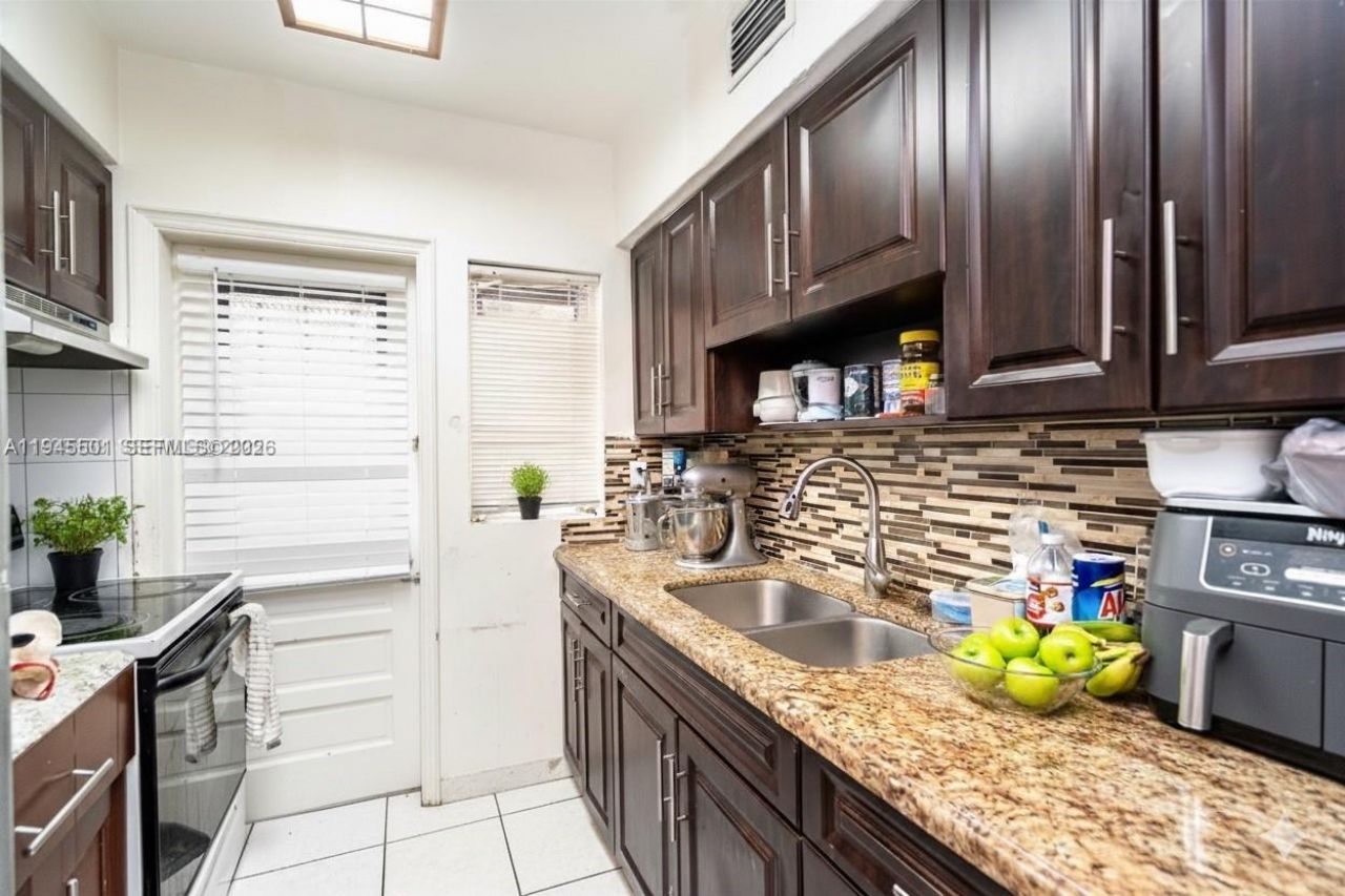 2331 NW 14th St, Miami, FL 33125 Photo