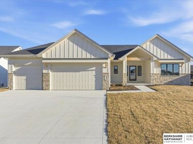 5439 Kestrel Parkway, Elkhorn, NE 68022