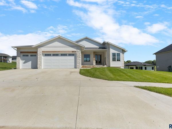 8304 Sheridan Cir, Sioux Falls, SD 57110