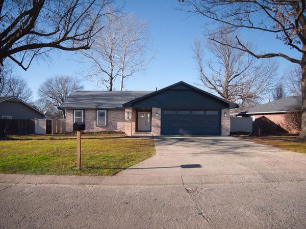 2221 Elmwood Lane, Miami, OK 74354